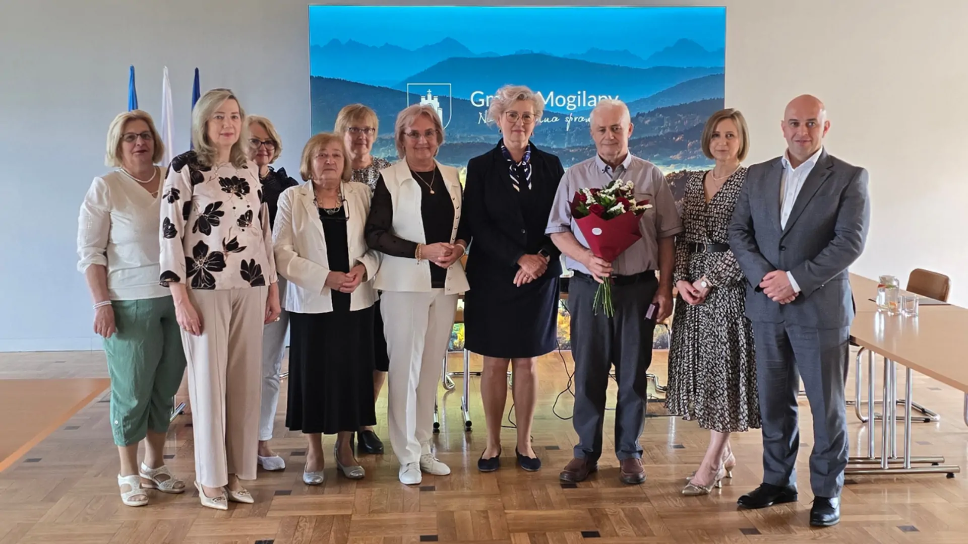 Zdjęcie grupowe wykonane po wręczeniu odznaczenia